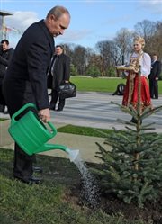 Władimir Putin w alei honorowych gości przy Pałacu Niezależności, który wybudował Aleksander Łukaszenka