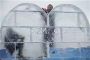 Gdańscy artyści Maciej Krauze (C) i Mariusz Otta (L) rzeźbią serce z 4-tonowej lodowej bryły, 13 bm. na gdańskiej starówce, w czasie 21. finału Wielkiej Orkiestry Świątecznej Pomocy.