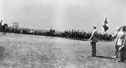 Wręczenie sztandaru 29. Pułkowi Piechoty z 10. Dywizji Piechoty gen. Lucjana Żeligowskiego w Kaliszu. Józef Piłsudski odbiera defiladę oddziałów kawalerii. Kalisz, 15.05.1921