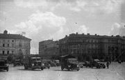 Śródmieście Północne. Niemieckie pojazdy wojskowe zaparkowane na pl. Piłsudskiego. W tle po lewej widoczny budynek Hotelu Europejskiego, po prawej gmach Sądów Wojskowych i Wojskowej Komendy Miasta, lipiec 1944.