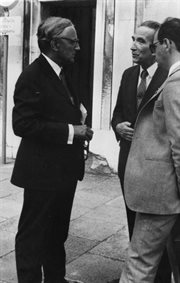 Marek Łatyński z Ryszardem Reiffem i Janem Królem przed Sejmem w Warszawie, podczas wizyty prezydenta USA Georga W. Busha (10.07.1989)

