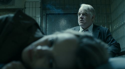 Kadr z filmu Bardzo poszukiwany człowiek, reż. Anton Corbijn. Na zdj. Rachel McAdams i Philip Seymour Hoffman