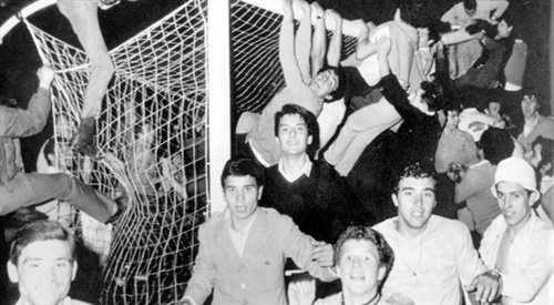 Kibice reprezentacji Włoch cieszą się ze zdobycia mistrzostwa Europy w 1968 roku po finale z Jugosławią
