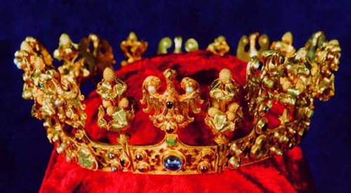 Najcenniejszy skarb odnaleziony w Środzie Śląskiej - złota korona wysadzana drogocennymi kamieniami. Wikimedia Commonscc