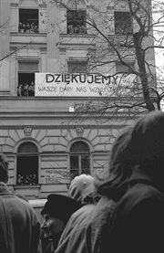 Demonstracja na Politechnice Warszawskiej. Studenci wywiesili podziękowania m.in za jedzenie, które przynosili im mieszkańcy stolicy.