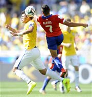 Alexis Sanchez z Chile walczy o górną piłkę z Brazylijczykiem Thiago Silvą