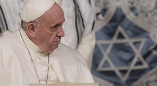 Papież Franciszek odwiedził rzymską synagogę w dniu 17 stycznia. Jest trzecim papieżem w dziejach, który wykonał taki gest. Pierwszy uczynił to Jan Paweł II przed 30 laty, a w 2010 roku, powtórzył to także Benedykt XVI.
