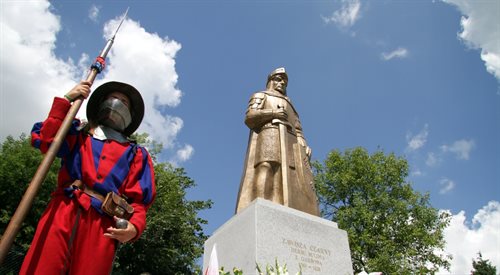 Zawisza Czarny z Garbowa doczekał się także swojego pomnika. Rzeźba z brązu, autorstwa Gustawa Hadyny ma 2,5 m wysokości i stoi na granitowym cokole. Ustawiono ją w centrum wsi Grabowo
