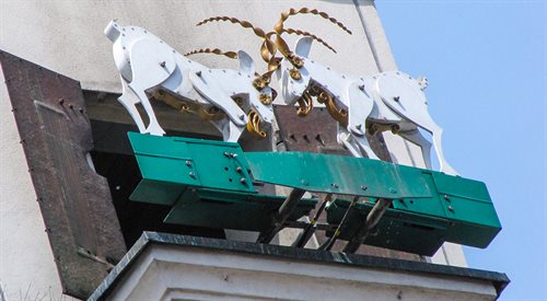 Codziennie o godz. 12.00 na wieży poznańskiego Ratusza pojawiają się dwa koziołki i bodą głowami 12 razy. To jedna z atrakcji turystycznych miasta