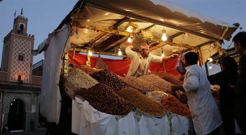 Handel na jednym z placów Marrakeszu, kwiecień 2007 r. Czy coś zmieniło się od czasów, które opisuje Elias Canetti?