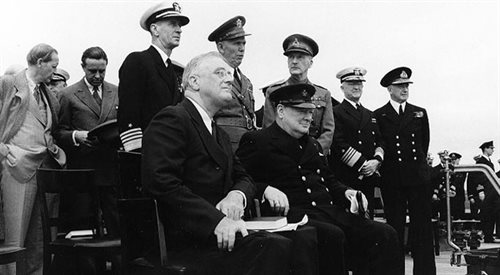Prezydent Roosevelt i premier Churchill, twórcy karty Atlantyckiej, na okręcie HMS Prince of Wales. wikipedia