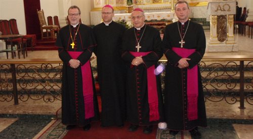 Uroczystość nominacji biskupa. Bp Aleksander Jaszeuski stoi drugi od lewej.