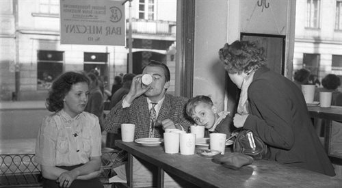 Bar mleczny przy ul. Nowy Świat w Warszawie w 1952 roku