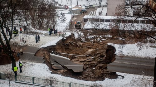 W Ostrowcu Świętokrzyskim, w nocy z 18 na 19 bm. zapadła się ziemia na rogu ulic Polnej i Rosłońskiego.
