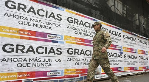Plakaty z podziękowaniami dla wyborców od Mauricio Macriego, jednego z dwóch kandydatów na prezydenta, którzy przeszli do drugiej wyborów. Buenos Aires, 26 października 2015
