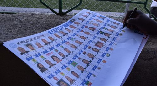 Głosowanie w Port-au-Prince, stolicy Haiti (9 sierpnia 2015 r.). W haitańskich wyborach kandydaci ze 128 partii walczyli o  139 miejsc