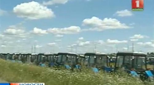 Kadr z materiału białoruskiej telewizji: dziesiątki niesprzedanych traktorów