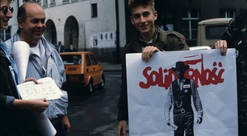 Wybory do Sejmu i Senatu - 4 czerwca 1989. N zdjęciu plakat z filmowym szeryfem Garym Cooperem na tle napisu Solidarność, zachęcał do uczestnictwa w wyborach.