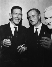 John Cage, Stefan Śledziński, Bolesław Szabelski podczas przyjęcia w Filharmonii Narodowej zamykającego Warszawską Jesień, 1964