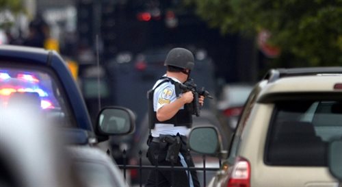 Policjant w miejscu strzelaniny w Waszyngtonie