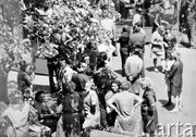 Pracownicy gromadzą się na terenie Zakładów Waltera. Radom, 25 czerwca 1976 
