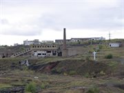 Workuta. Na zdjęciu w oddali widać pozostałości kopalni Rudnik. Biały krzyż z prawej strony, ustawiony na brzegu rzeki Workuta to polski krzyż - Pomnik Ofiar Represji Politycznych