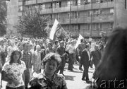 Ulica 1 Maja. Manifestanci idą w kierunku budynku KW PZPR. Radom, 25 czerwca 1976 