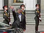 Zwycięzca majowych wyborów prezydenckich Petro Poroszenko został zaprzysiężony na prezydenta Ukrainy. Po przemówieniu inauguracyjnym Poroszenko opuścił parlament i udał się na plac św. Zofii, gdzie uroczyście przejął dowództwo nad siłami zbrojnymi