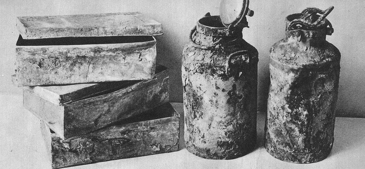 Metalowe skrzynki i bańki po mleku, w których znaleziono po wojnie archiwum Ringelbluma