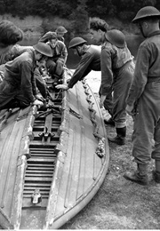 Budowa mostu pontonowego przez żołnierzy z 1. Samodzielnej Brygady Spadochronowej. Wielka Brytania, 1944 