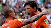 Holenderscy piłkarze Klaas-Jan Huntelaar (z prawej) i Wesley Sneijder podczas meczu z Meksykiem 