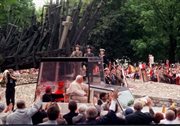 Ojciec Święty przyjeżdża na miejsce modlitwy, w głębi po lewej Pomnik Poległych i Pomordowanych na Wschodzie. Warszawa, 11.06.1999
