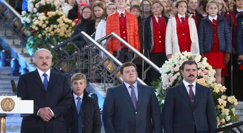 Aleksander Łukaszenka z synami podczas Modlitwy za Białoruś - Nikołajem, Dzmitrijem i  Wiktorem.