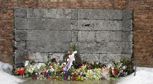 Ściana straceń w obozie koncentracyjnym Auschwitz, pod którą dokonywano rozstrzeliwań więźniów