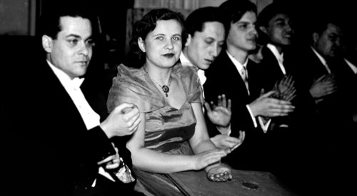Lidia Grychtołówna (druga z lewej) wśród innych laureatów Konkursu Chopinowskiego w 1955 r.