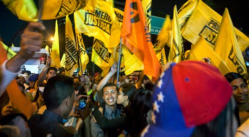 Opozycja liczy, że odniesie miażdżące zwycięstwo - ludzie już bowiem mają dość gospodarczego kryzysu. Na zdjęciu wiec poparcia w Caracas dla opozycyjnej Jedności Demokratycznej (MUD)fot.PAPEPAMIGUEL GUTIERREZ