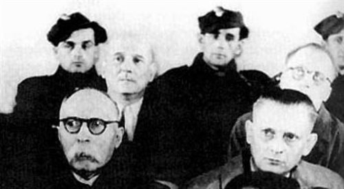 Kazimierz Pużak (w okularach) na ławie oskarżonych w procesie PPS-WRN w 1948 roku