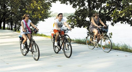 Wielu miastach przybywa infrastruktury dla rowerzystów. Ścieżki rowerowe powstały m.in. wzdłuż Wisły w Warszawie