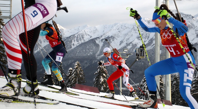 Krystyna Pałka (C) i Włoszka Wierer Dorothea (P) na trasie rywalizacji biathlonowych sztafet mieszanych 2x6 km kobiet i 2x7,5 km mężczyzn w Soczi
