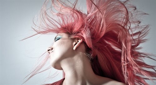 Różowe włosy były hitem ubiegłych wakacji. Czu brunetki w bezpieczny sposób mogły podążać za tym trendem?