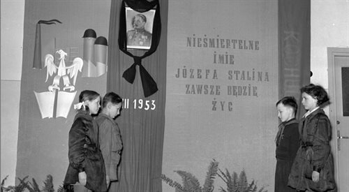 Dzień żałoby narodowej po śmierci Józefa Stalina. Uczniowie jednej z warszawskich szkół podstawowych w czasie warty pod portretem Stalina. foto: PAPCAFWdowiński