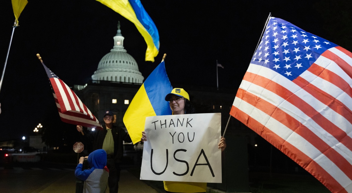 Wspierający Ukrainę zebrali się przed budynkiem Kapitolu w Waszyngtonie