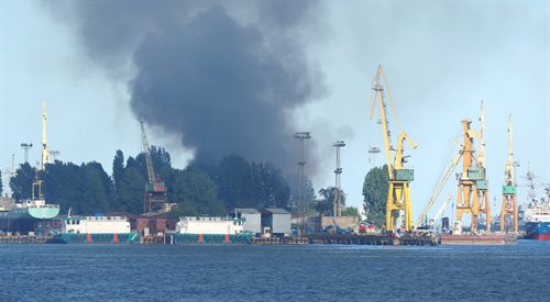 Pożar hali stoczni Marynarki Wojennej w Gdyni