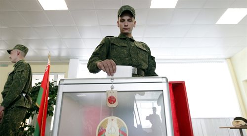 Przedterminowe wybory na Białorusi trwają już od 6 września. Na zdjęciu żołnierze głosujący w Mińsku