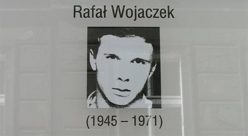 Tablica poświęcona pamięci Rafała Wojaczka na ulicy Rzeźniczej we Wrocławiu