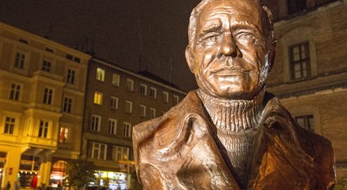 Pomnik aktora Romana Wilhelmiego odsłonięto w listopadzie 2012 roku w Poznaniu