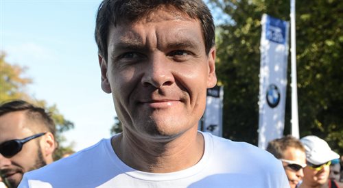 Minister Adam Korol przed startem BMW Półmaratonu Praskiego w Warszawie, 30 sierpnia 2015 r.