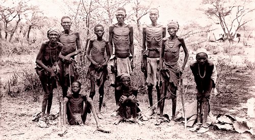 Członkowie plemienia Herero ocalali z pogromu przeprowadzonego przez Niemców w latach 19041907. Zbrodnię uważa się za pierwsze ludobójstwo XX wieku