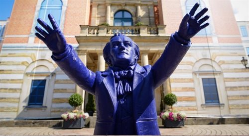 Rzeźba Ryszarda Wagner autorstwa Ottmara Hoerla, zaprezentowana przed rozpoczęciem festiwalu w Bayreuth