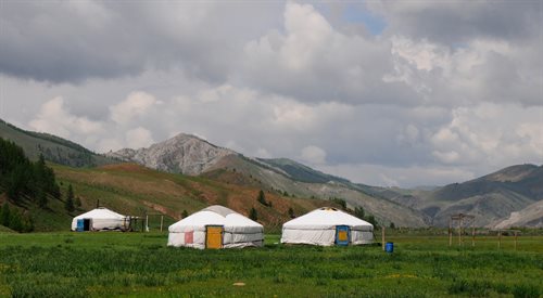Na mongolskim stepie charakterystycznym elementem krajobrazu są namioty czyli jurty